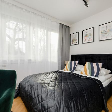 Modern Black & Wooden Apartment Warsaw Near The Airport By Noclegi Renters Екстер'єр фото