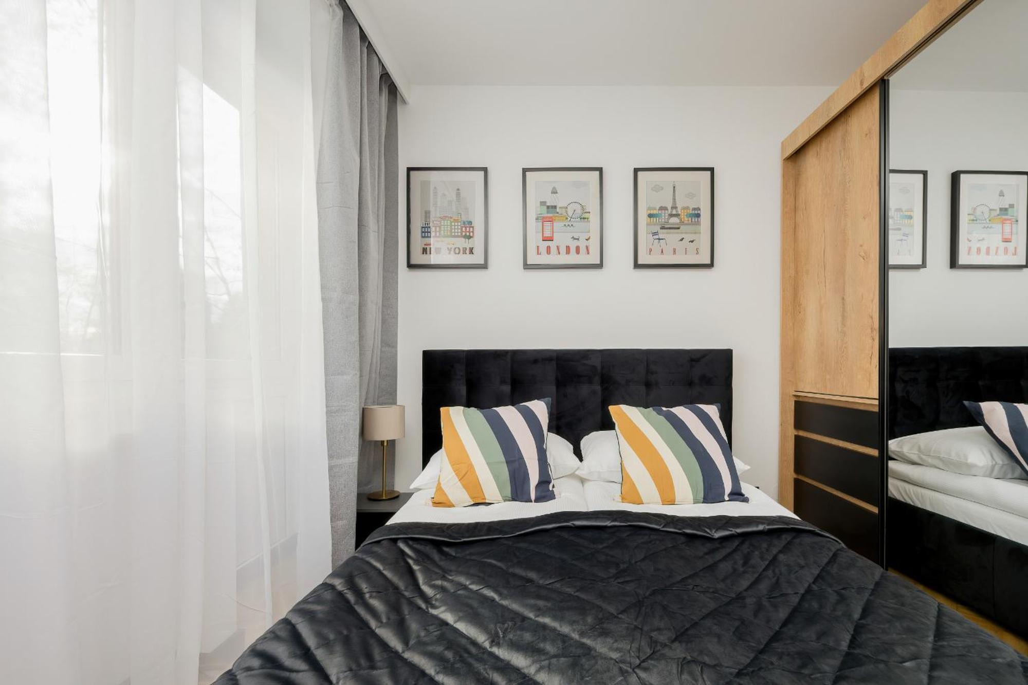 Modern Black & Wooden Apartment Warsaw Near The Airport By Noclegi Renters Екстер'єр фото