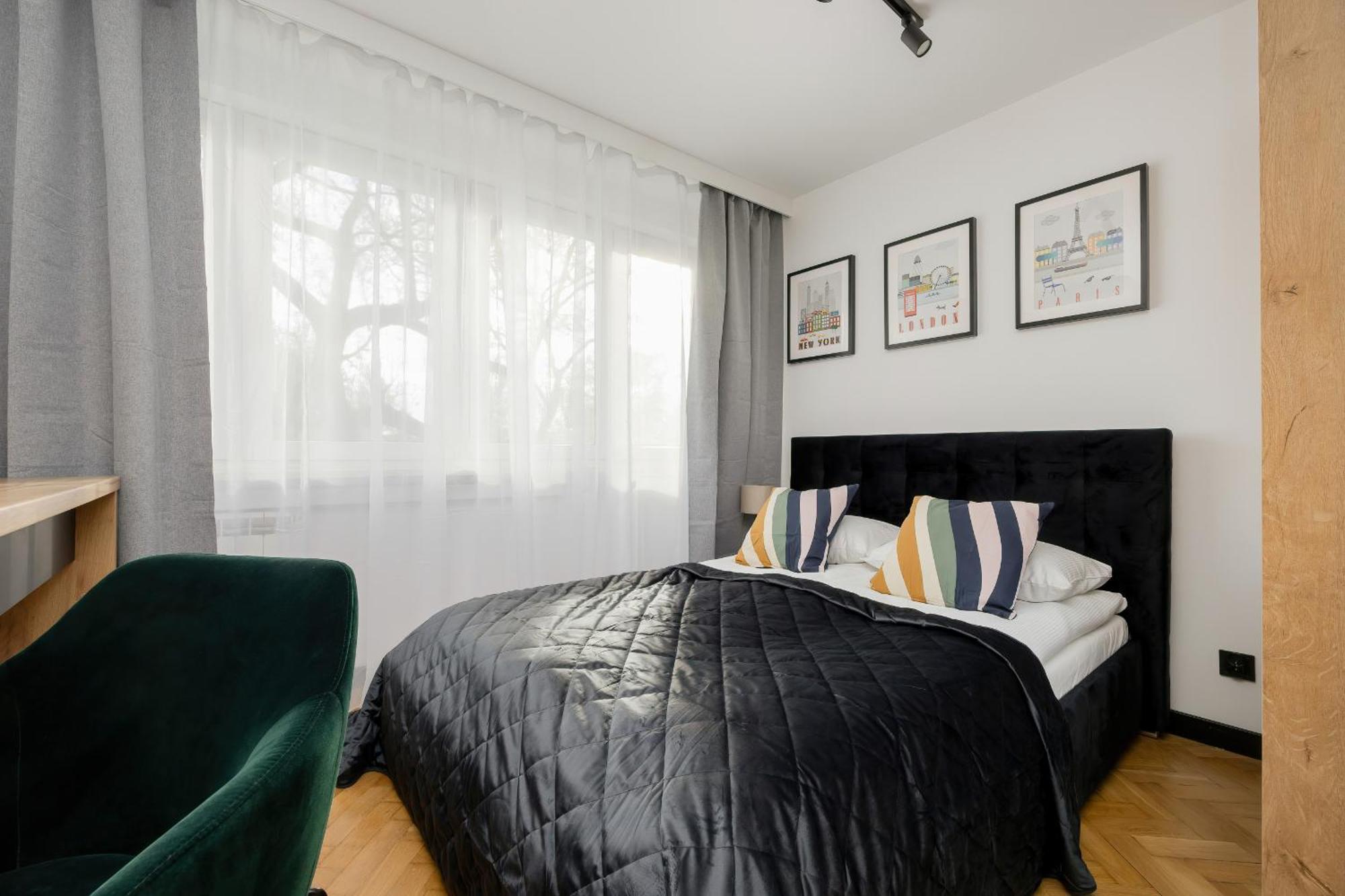Modern Black & Wooden Apartment Warsaw Near The Airport By Noclegi Renters Екстер'єр фото