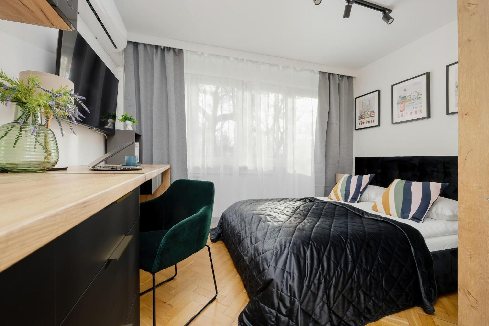 Modern Black & Wooden Apartment Warsaw Near The Airport By Noclegi Renters Екстер'єр фото