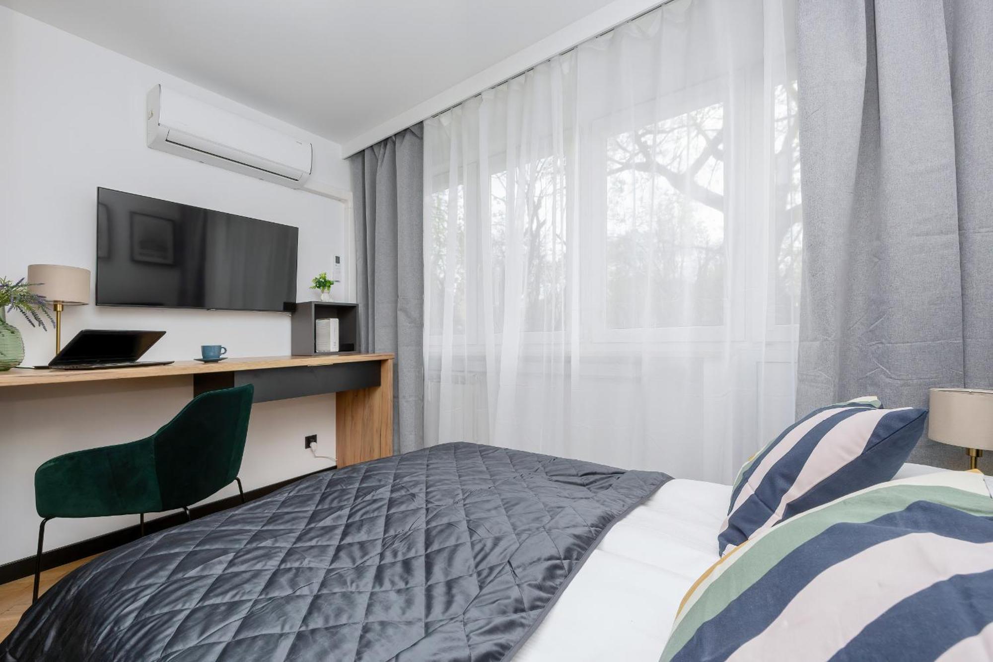 Modern Black & Wooden Apartment Warsaw Near The Airport By Noclegi Renters Екстер'єр фото
