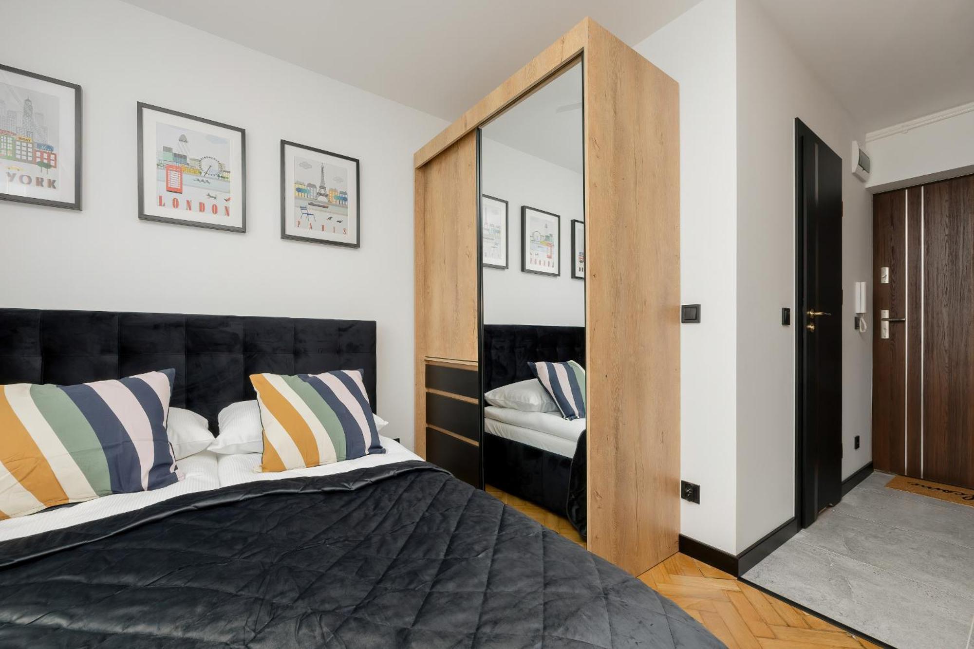 Modern Black & Wooden Apartment Warsaw Near The Airport By Noclegi Renters Екстер'єр фото