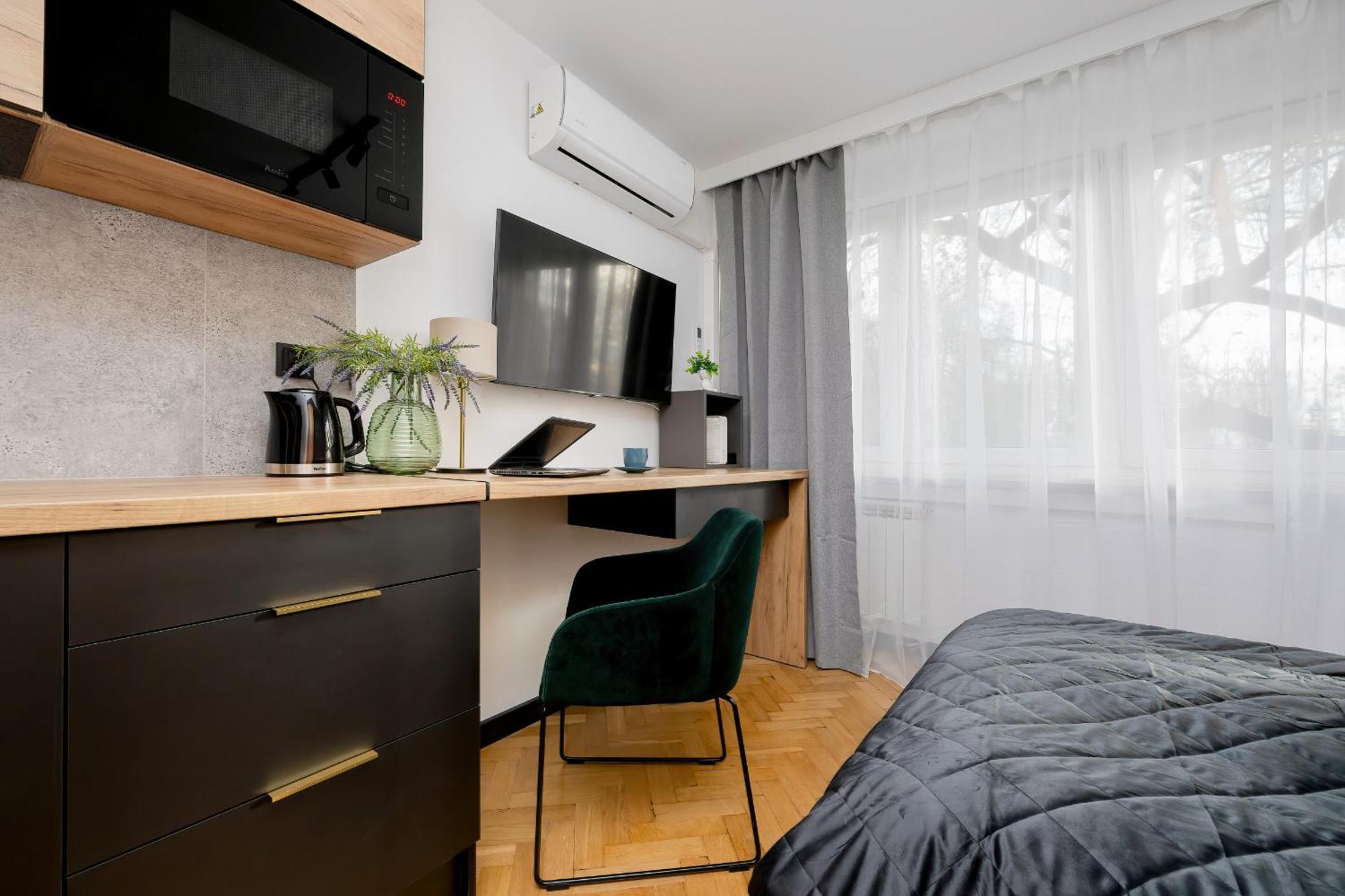 Modern Black & Wooden Apartment Warsaw Near The Airport By Noclegi Renters Екстер'єр фото