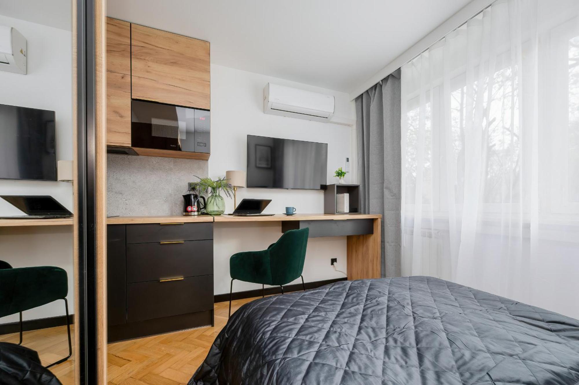 Modern Black & Wooden Apartment Warsaw Near The Airport By Noclegi Renters Екстер'єр фото